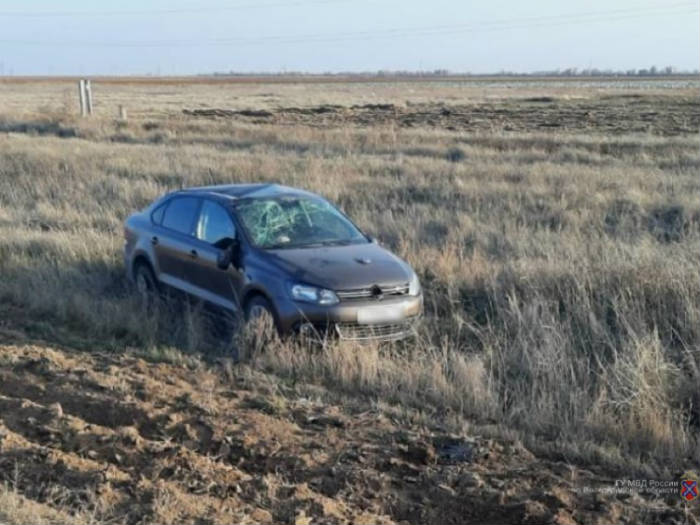 Астраханка на авто перевернулась и улетела в кювет под Волгоградом