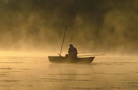 Астраханские спасатели продолжают поиск пропавших рыбаков