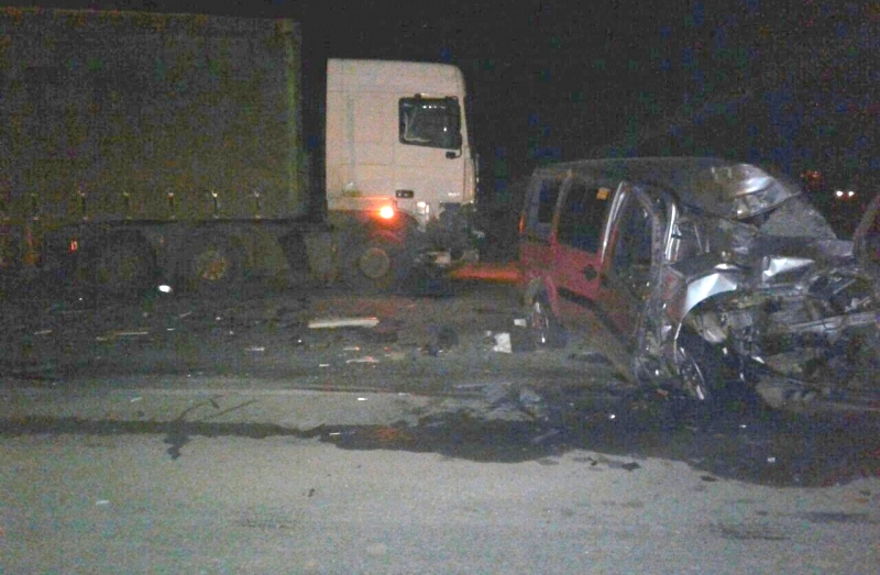 Под Астраханью легковушка врезалась в грузовик: один человек погиб