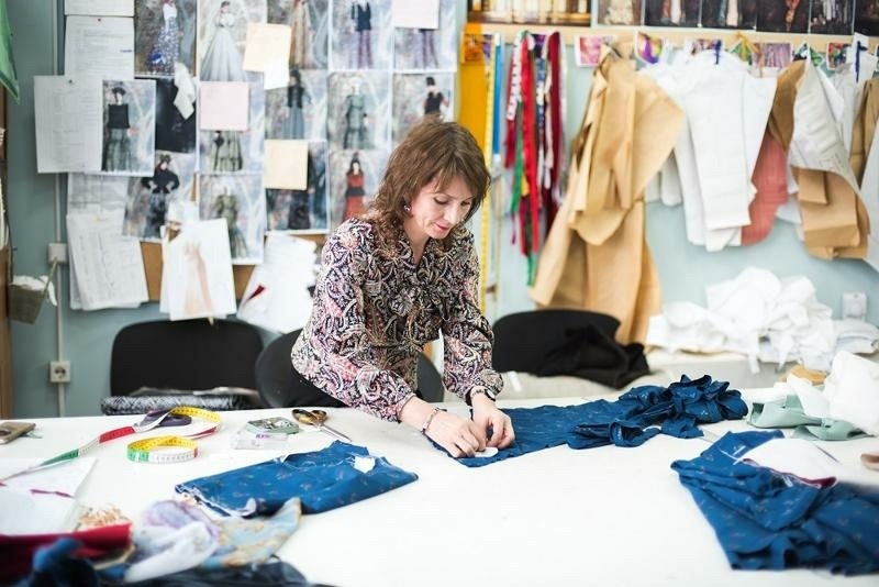 В Астраханском театре оперы и балета приступили к пошиву защитных масок