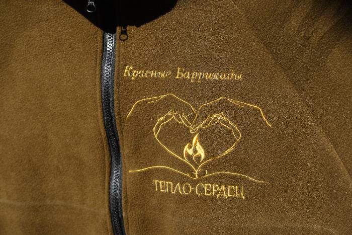 Порядка ста толстовок изготовили и передали бойцам-землякам астраханские активисты