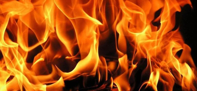 Поздним вечером в Астрахани вспыхнул автомобиль