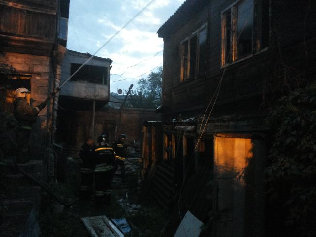 В центре Астрахани сгорели два заброшенных дома