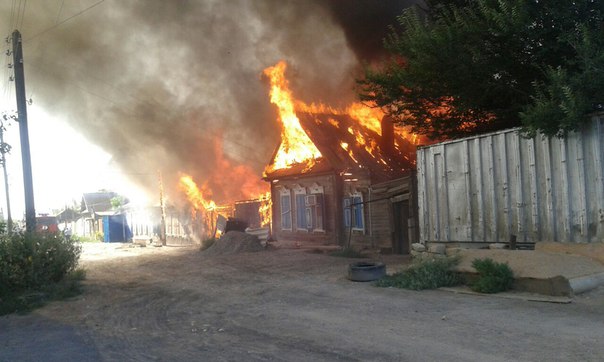 В Астрахани крупный пожар: горят четыре жилых дома