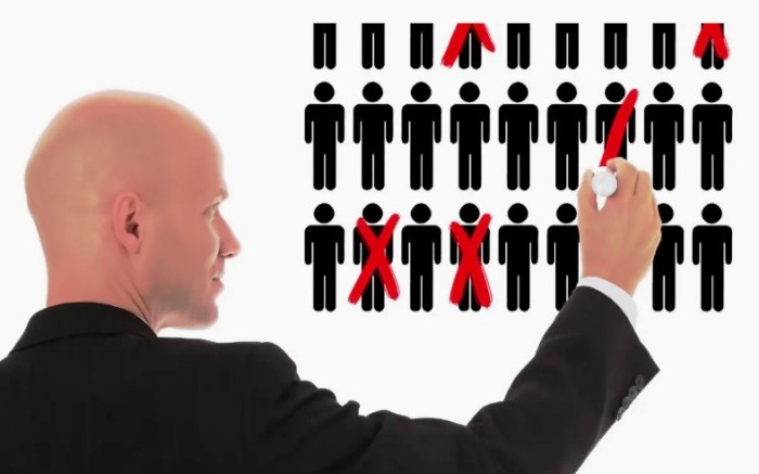 Распускают руки: осенью в России каждая десятая компания планирует сократить штаты