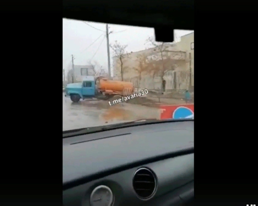 Улица плывет: в Астрахани провалился ассенизатор