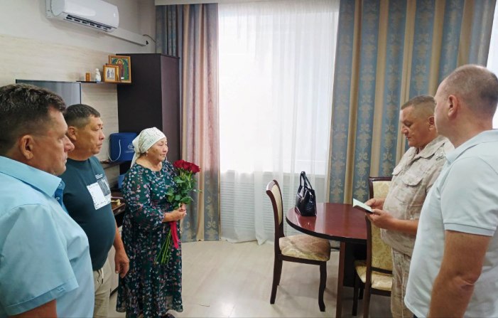 Двум астраханским семьям вручили ордена Мужества их родных - погибших бойцов СВО