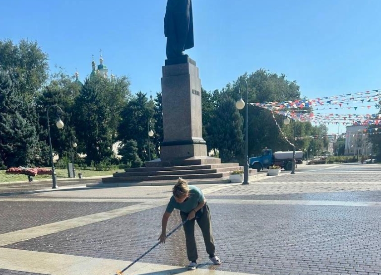 Ленина – от сорняков. Стрелку - от водорослей. Астрахань становится чище