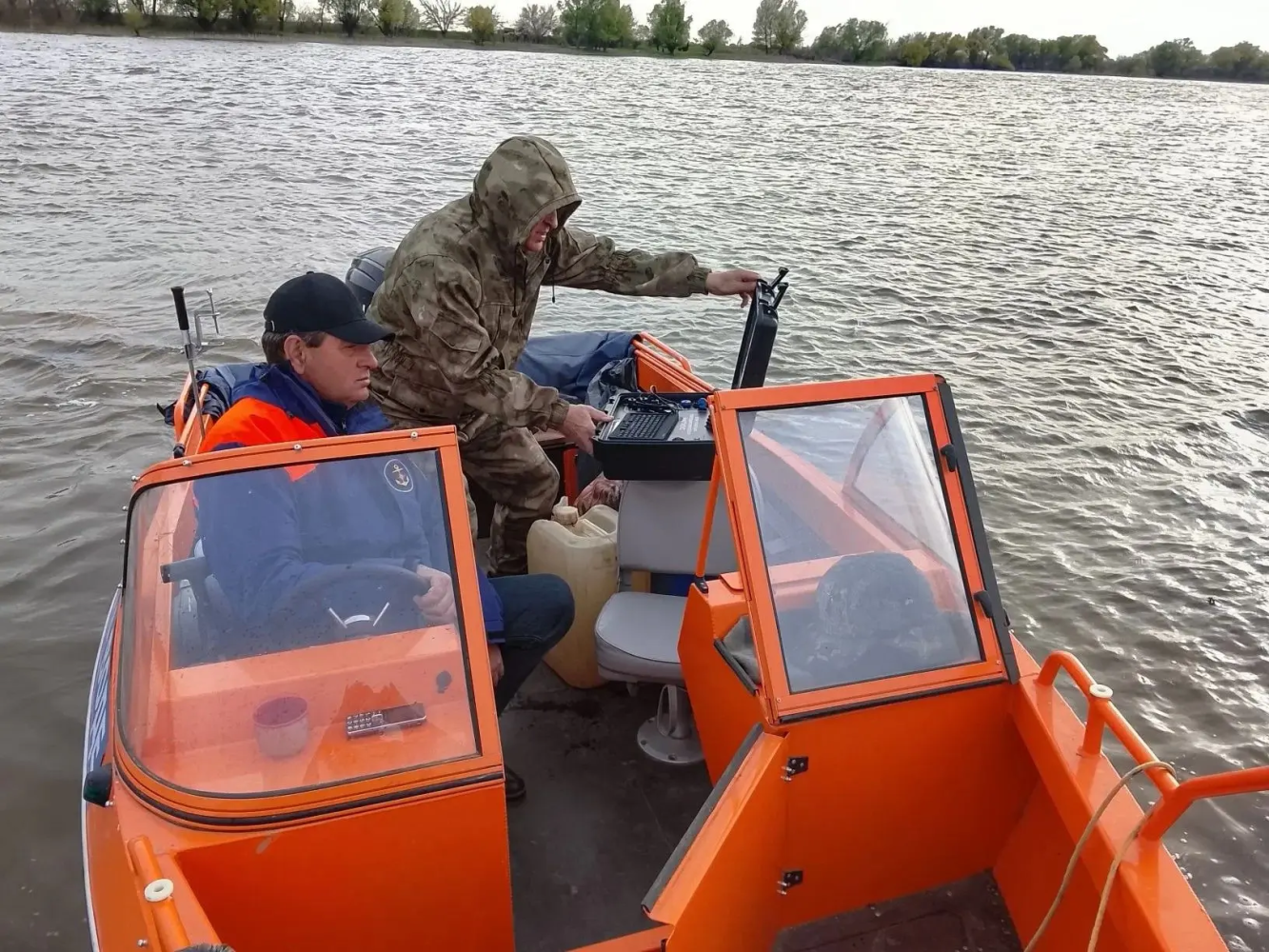 Под Астраханью продолжаются поиски утонувшего три дня назад москвича