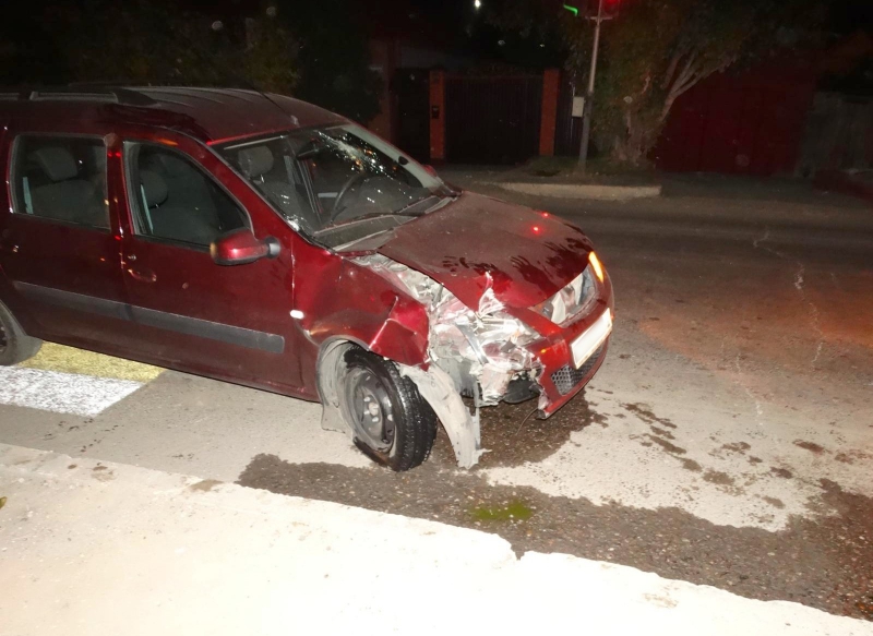 Ночью в Астрахани автомобиль протаранил опору ЛЭП