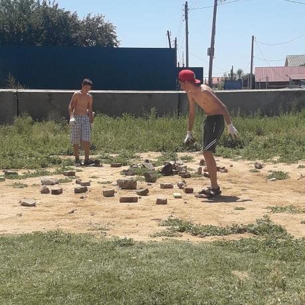 Несколько детей вооружились лопатами и удивили астраханцев 