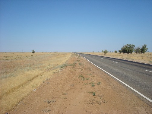 В астраханской степи сломался туристический автобус