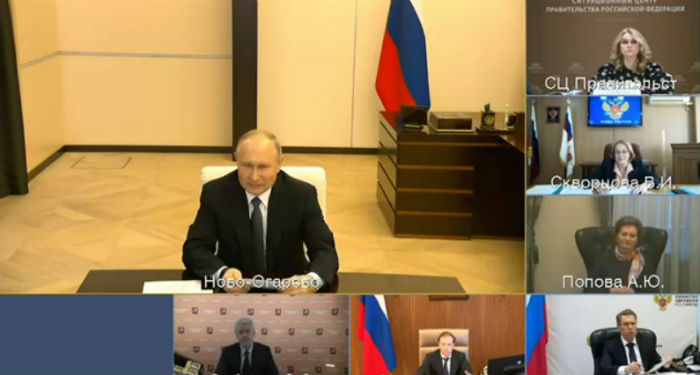Владимир Путин спросил у вирусологов, можно ли сократить нерабочие дни