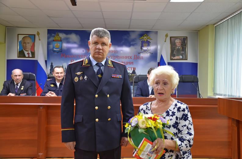 Игорь Ромашкин вручил паспорта граждан России 8 беженцам из ДНР