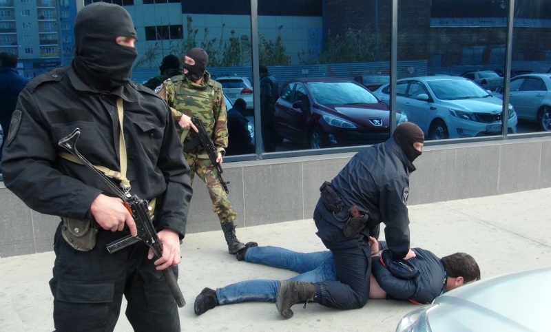 СОБР в Астрахани задержал фальшивомонетчиков