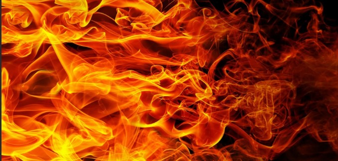 В Астрахани полыхает крупный пожар: в огне жилые дома