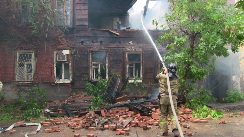 В Астрахани на крупном пожаре пострадали житель дома и спасатель