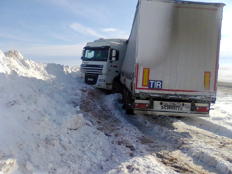В Астраханской области застрял в сугробе грузовик с 22 тоннами пластиковых окон