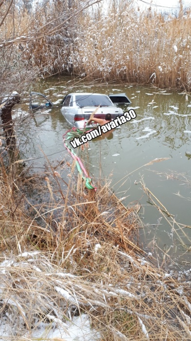Полуголый астраханец пытался достать из воды свой автомобиль