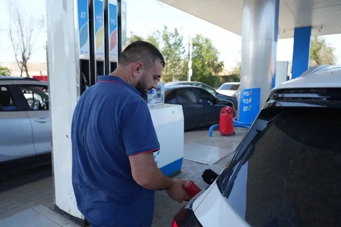 Жизнь налаживается: в Астрахани увеличили число работающих АЗС и норму отпуска бензина