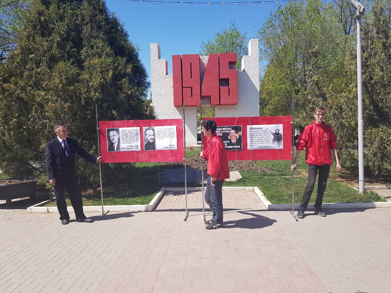 Астраханцы ответили пикетом на установку памятника Солженицыну в Москве