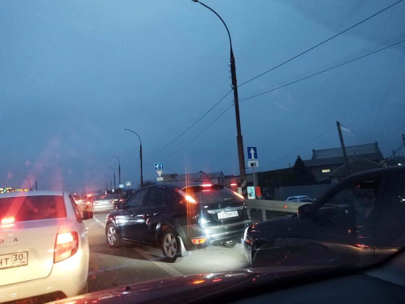 В Астрахани транспортный коллапс: внезапно закрыли Старый мост через Волгу