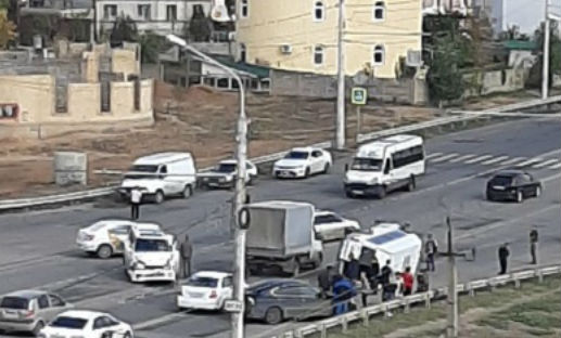 Стало известно о пострадавших в аварии с перевернувшейся маршруткой в Астрахани
