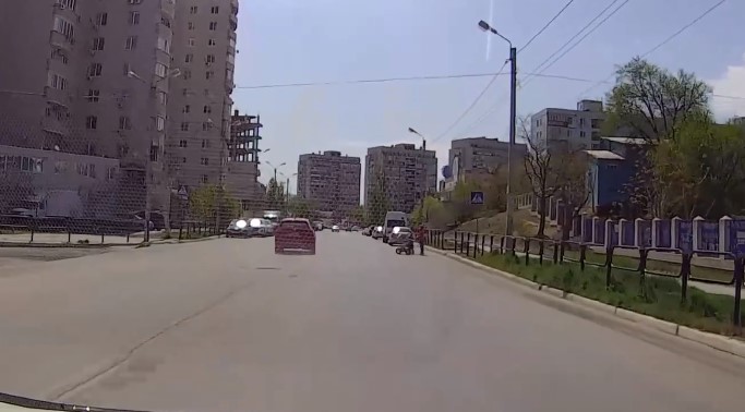 Астраханский гонщик едва не сбил девушку с двумя детьми на пешеходном переходе