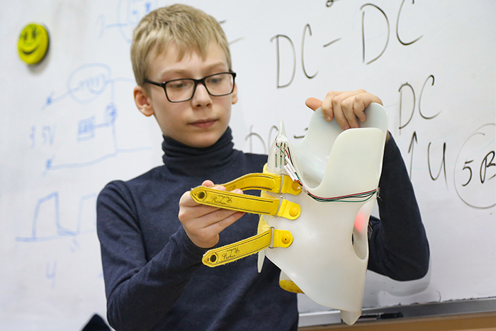 Астраханские школьники при поддержке ЛУКОЙЛа разрабатывают умный корсет для детей с проблемами позвоночника