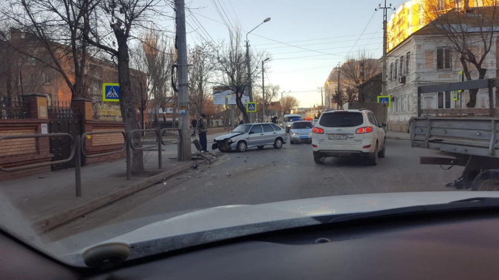 Серьезная авария в центре Астрахани: на месте реанимация и полиция