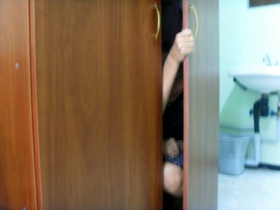 Астраханка пряталась от судебного пристава в шкафу