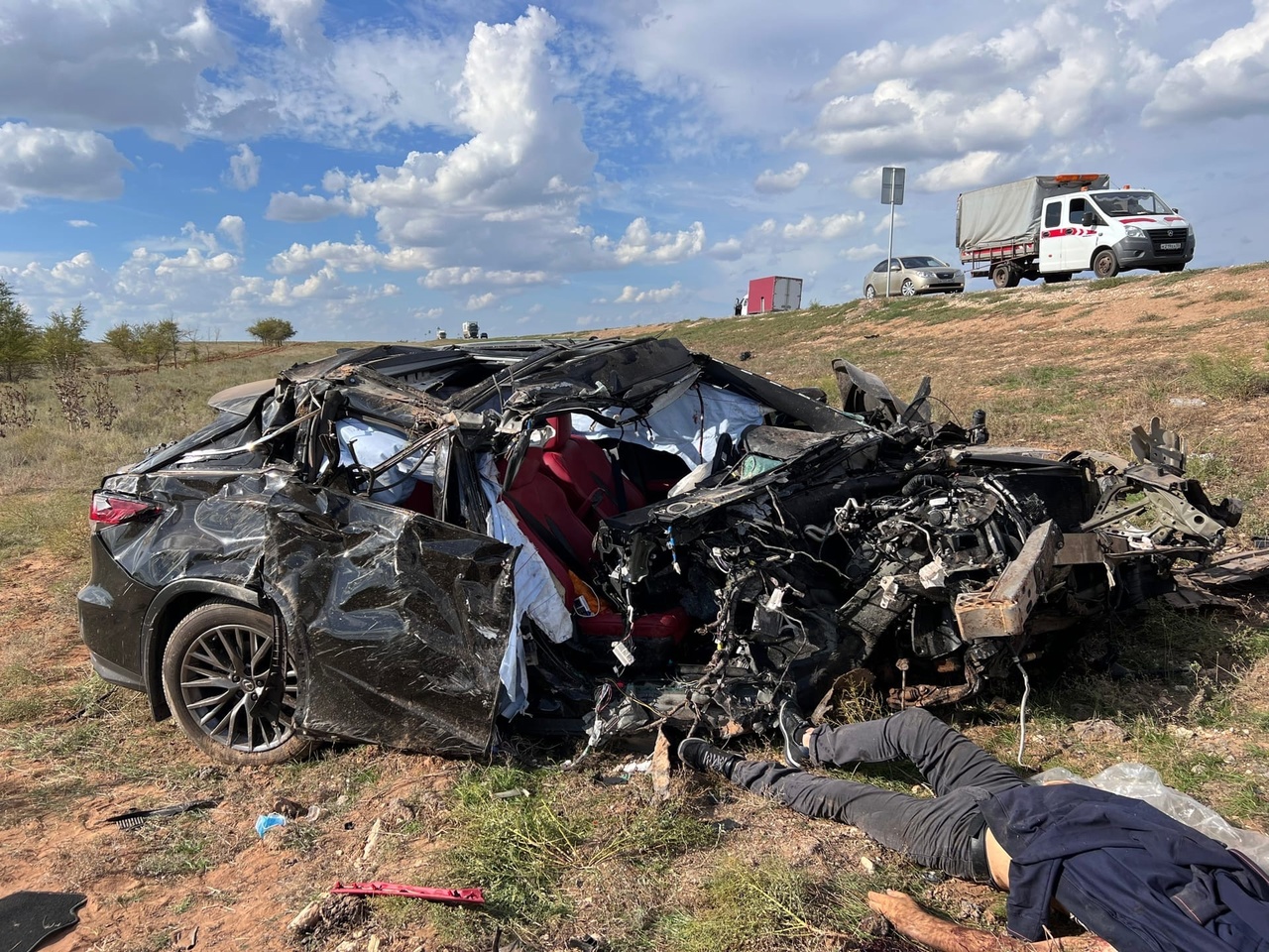 На астраханской трассе произошла смертельная встреча фуры и Лексуса