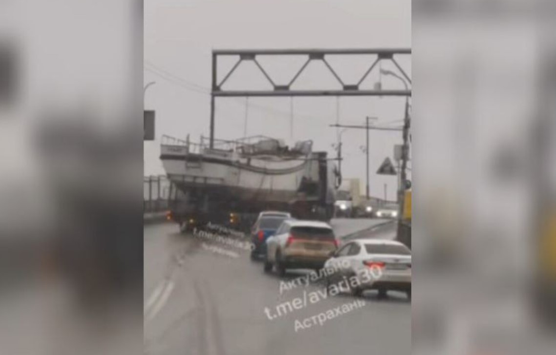 Большегруз нагло объехал по встречке рамку на астраханском мосту