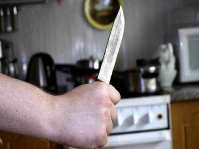 В Астрахани пенсионер ударил кухонным ножом сожительницу