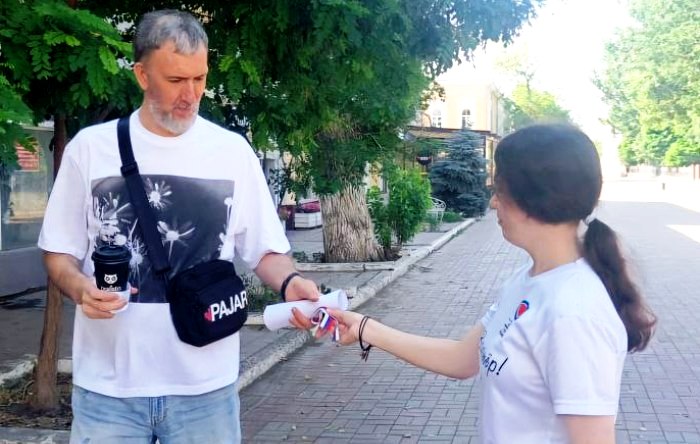 В Астрахани раздают ленты с триколором