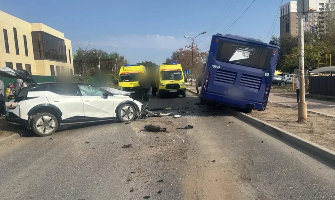 В Астрахани произошло лобовое столкновение легкового авто и автобуса 