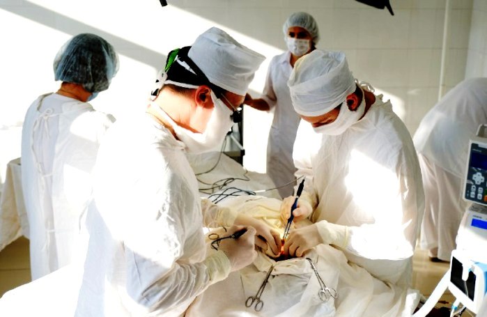 Астраханские хирурги впервые провели операцию по сложному шунтированию и спасли пациенту ногу