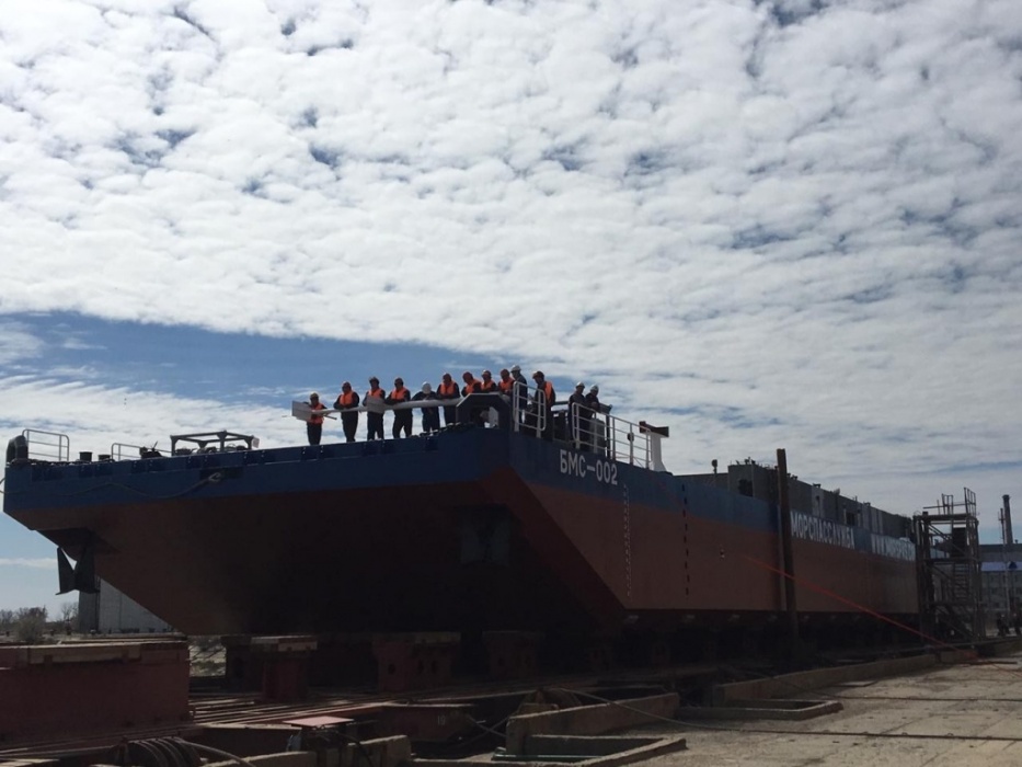 Астраханские корабелы спустили на воду баржу для Морспасслужбы