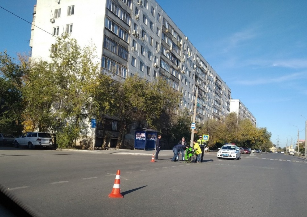 В Астрахани произошла серьезная авария с мотоциклом, есть пострадавшие: видео