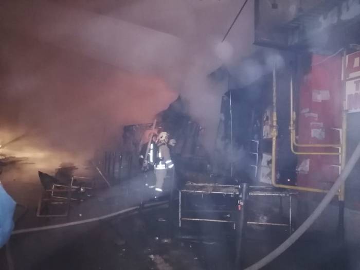 В Астрахани произошёл крупный пожар: сгорел торговый павильон 