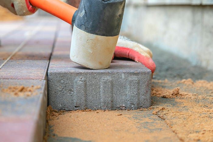 На улице Чехова завершается благоустройство сквера