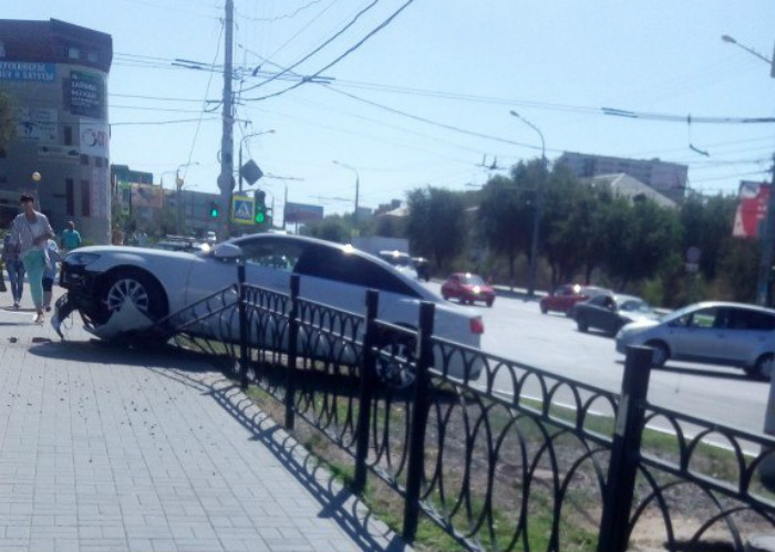 На перекрестке улиц Боевая и Н. Островского серьезная авария