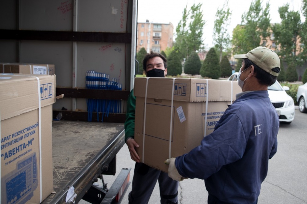 В Астрахань поступили аппараты ИВЛ и 100 000 респираторов