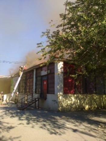 В Астрахани крупный пожар: сгорел торговый центр