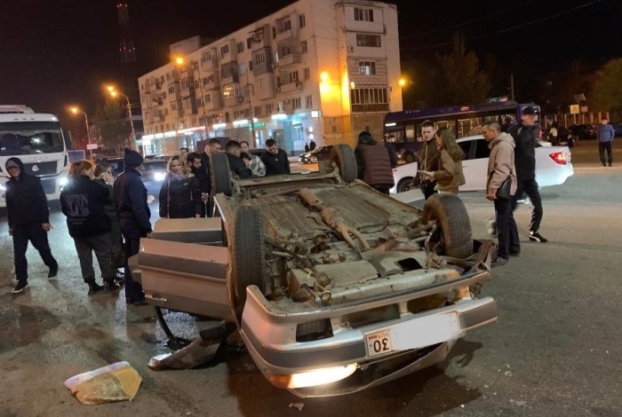 В Астрахани «Лада» перевернулась на въезде на Новый мост. Четверо пострадавших 