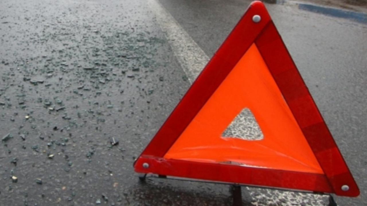 В Астрахани столкнулись иномарка и грузовик: трое пострадавших