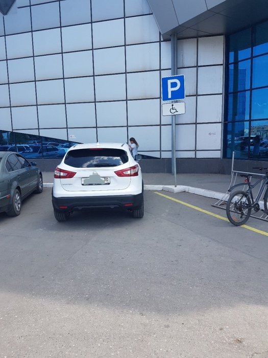 Астраханцам нахамили в ответ на просьбу убрать машину с места для парковки инвалидов