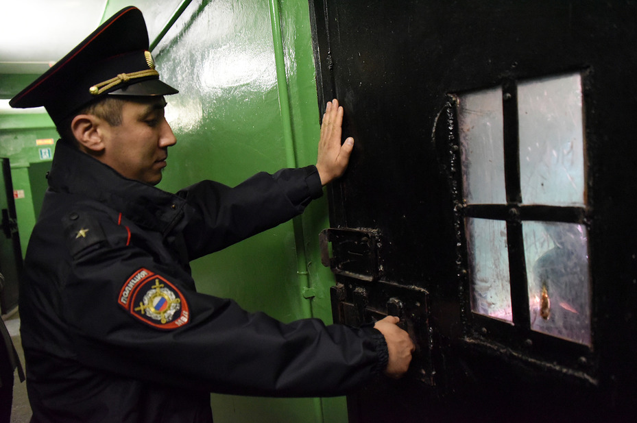 Дверь полиция. Полицейский за дверью. Дверь от полиции. Фото полиции у двери. Участковый может побить.