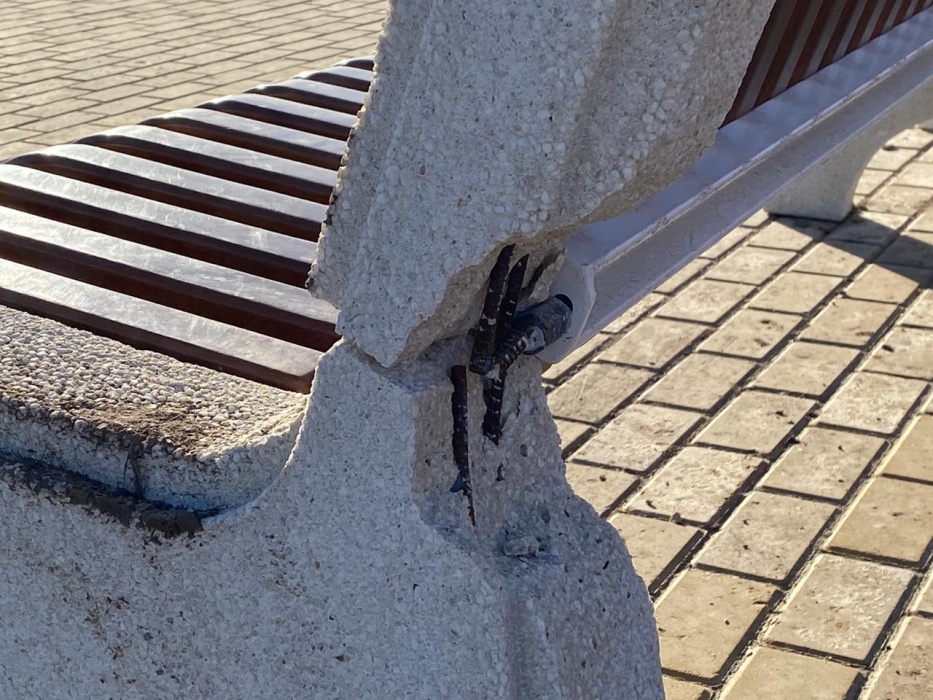 Астраханские вандалы продолжают разрушать Парк III Интернационала