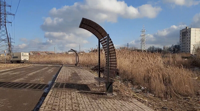 На астраханских остановках продолжают устанавливать скамейки, которые не павильоны